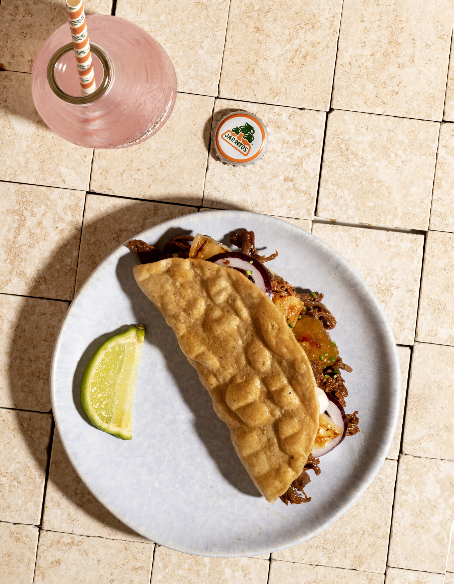 blauw bord met crunchy taco en een limoentje