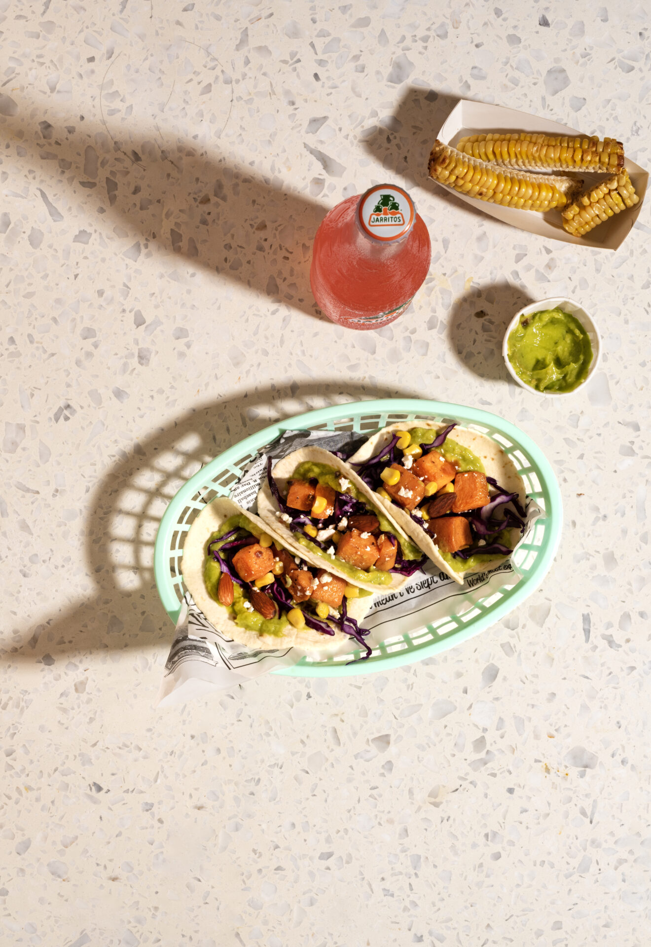 Mandje met taco's, cornribs en een soda on the side